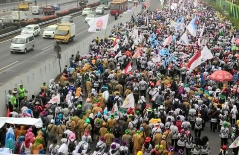 Ilustrasi: Aksi unjuk rasa pegawai honorer Kategori 2 (K2) menuntut pengangkatan menjadi CPNS. (Foto: menpan.go.id)   