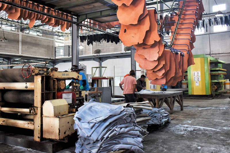 Aktivitas produksi Garut Makmur Perkasa, produsen kulit asal Garut, Jawa Barat yang dipercaya memproduksi pelapis jok pesawat Lion Air Group. Foto: Dok. Garut Makmur Perkasa