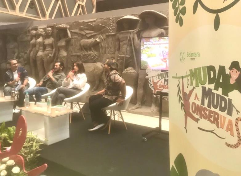 (Kanan ke kiri) Para pembicara yakni dokter hewan Nur Purba Priambada, selebritas Davina Veronica, aktor film Ramon Y Tungka, dan moderator saat tampil pada talkshow bertema penyelamatan satwa liar di Mal Sarinah, Jakarta, Minggu (10/09/2023). (Foto: Bakti/Quarta.id)

