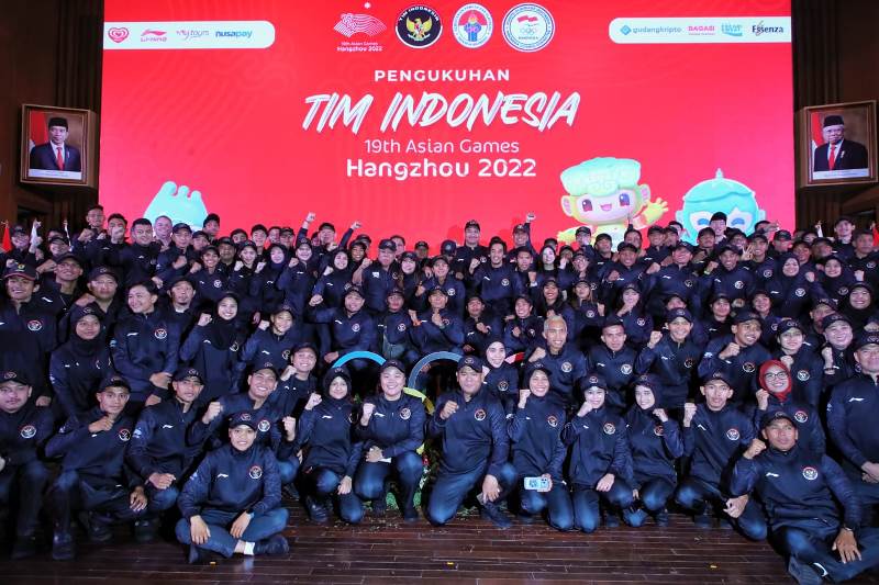 Kontingen Indonesia yang akan berlaga di Asian Games 2023 berfoto bersama seusai pengukuhan di Jakarta, Selasa (19/09/2023).. (FOTO: kemenpora.go.id) 