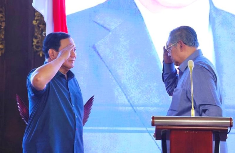 Ketua Majelis Tinggi Partai Demokrat Susilo Bambang Yudhoyono (kanan) dan calon presiden dari Koalisi Indonesia Maju Prabowo Subianto saling memberi hormat di sela-sela pertemuan kedua tokoh di Hambalang, Bogor, Minggu (17/09/2023) (FOTO: X/Twitter @Gerindra)