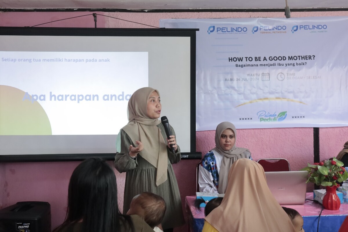 Giat Pelindo 4 Makassar melakukan edukasi pada ibu-ibu di sekitar proyek Makassar New Port (MNP), Rabu (23/7/2024). (Foto: Dok. Pelindo 4)